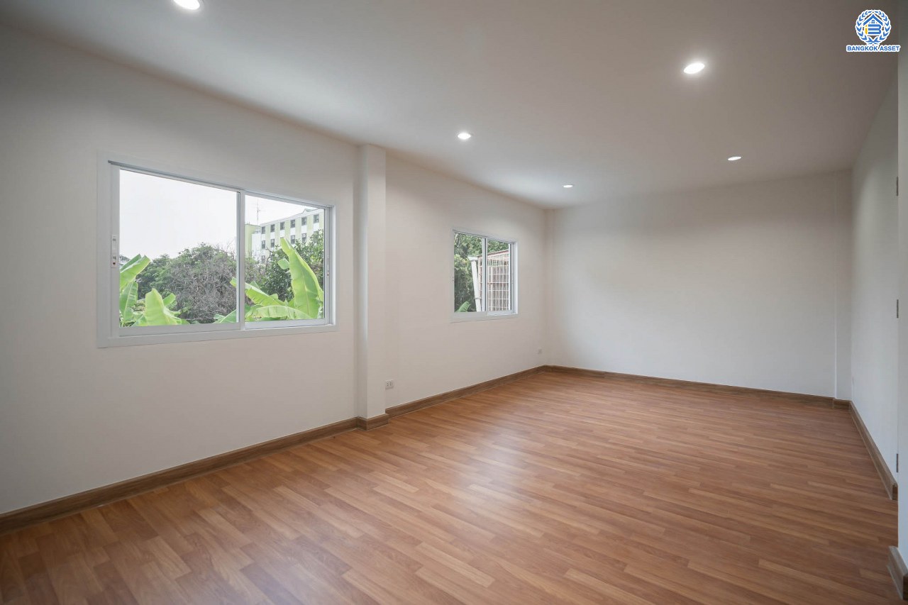 บ้านมือสองตกแต่งใหม่ โครงการ มิตรรุ่งเรือง จรัญสนิทวงศ์ เนื้อที่ 27 ตร.ว. ฟังก์ชัน 3 ห้องนอน 2 ห้องน้ำ จอดรถได้ 1 คัน บนทำเลศักยภาพ เชื่อมต่อหลายเส้นทาง ใกล้จุดขึ้นทางด่วน "ศรีรัช" และรถไฟฟ้าสายสีน้ำเงิน "สถานีไฟฉาย"